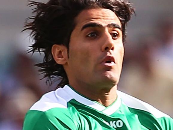 CANBERRA, AUSTRALIA - JANUARY 23: Alaa Abdulzehra of Iraq and Andranik Teymourian of Iran contest possession during the 2015 Asian Cup match between Iran and Iraq at Canberra Stadium on January 23, 2015 in Canberra, Australia. (Photo by Mark Nolan/Getty Images)