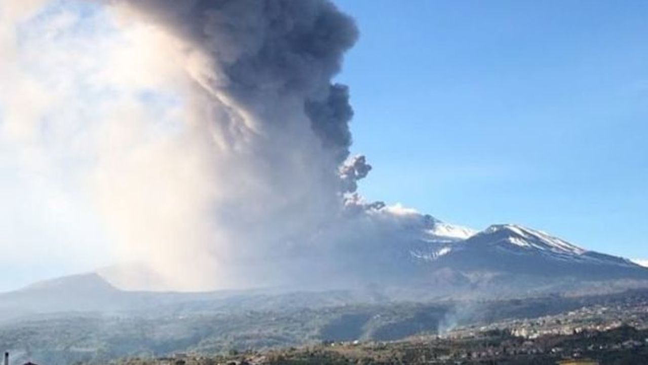 Natural disasters Italy’s Mount Etna erupts spewing ash and lava