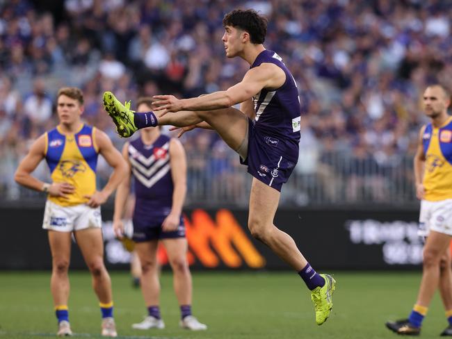 Adam Cerra of the Dockers kicks a goal during the round 22 AFL match between the Fremantle Dockers and West Coast Eagles.