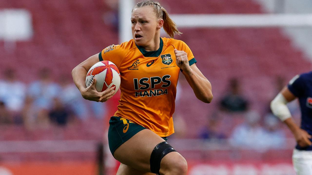 Australia's #12 Maddison Levi runs to score a try (Photo by OSCAR DEL POZO / AFP)