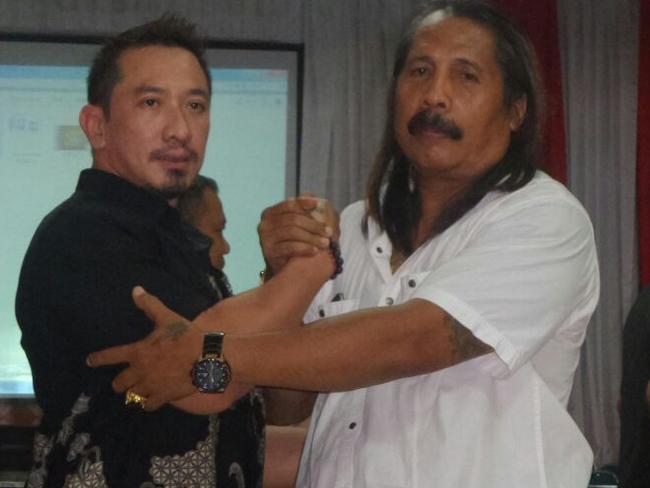 Peace deal ... Laskar Bali secretary-general I Ketut Putra Ismaya Jaya and Baladika secretary I Ketut Sukarta have reached an agreement. Picture: Supplied