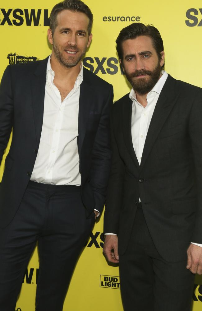 Meyers challenged the close friendship of Life co-stars Ryan Reynolds and Jake Gyllenhaal.