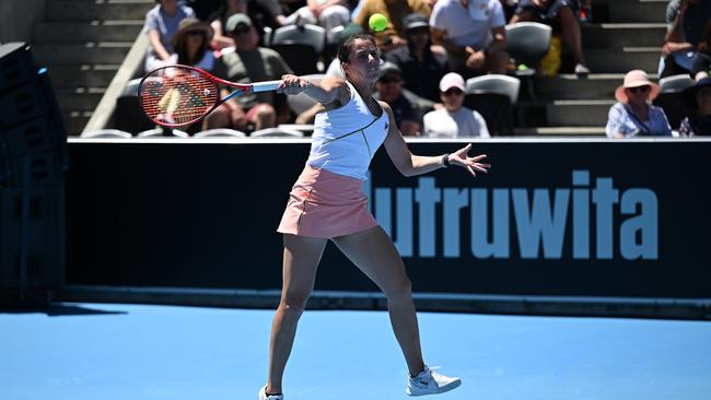 HOBART, AUSTRALIA – JANUARY 13: Emma Navarro of USA plays a forehand in her match against Elise Mertens of Belgium during day six of the 2024 Hobart International at Domain Tennis Centre on January 13, 2024 in Hobart, Australia. (Photo by Steve Bell/Getty Images)