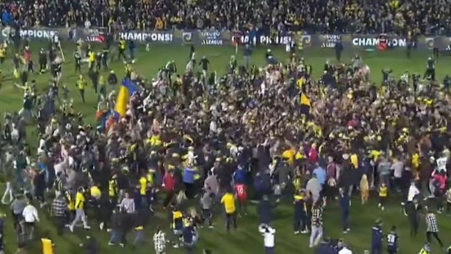 The Mariners fans went mad. Photo: Channel 10