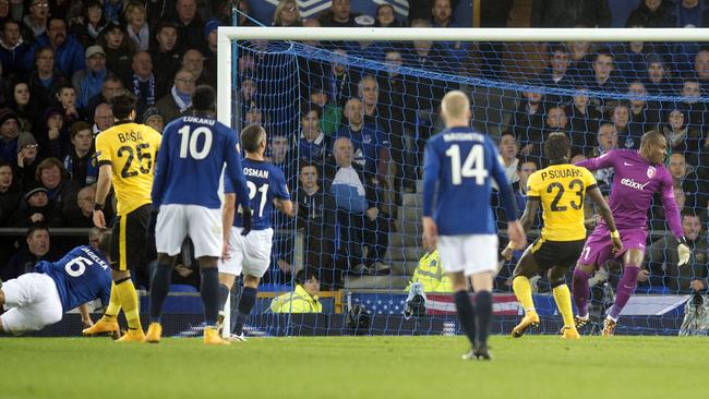 Everton defender Phil Jagielka grabs a goal from a corner.