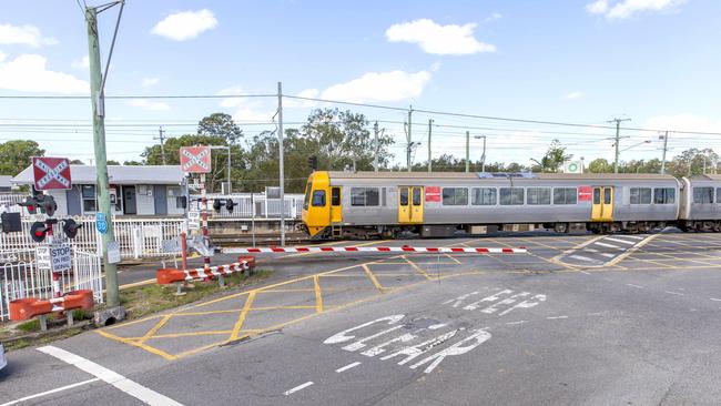 Railway crossing of Lindum Road, North Road, Kianawah Road and Sibley Road next to Lindum Railway Station, Thursday, April 4, 2019 (AAP Image/Richard Walker)