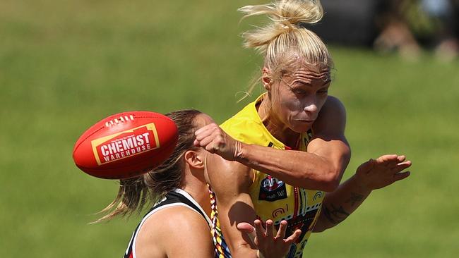 Erin Phillips gets a handball away under pressure. Picture: Robert Cianflone/Getty Images