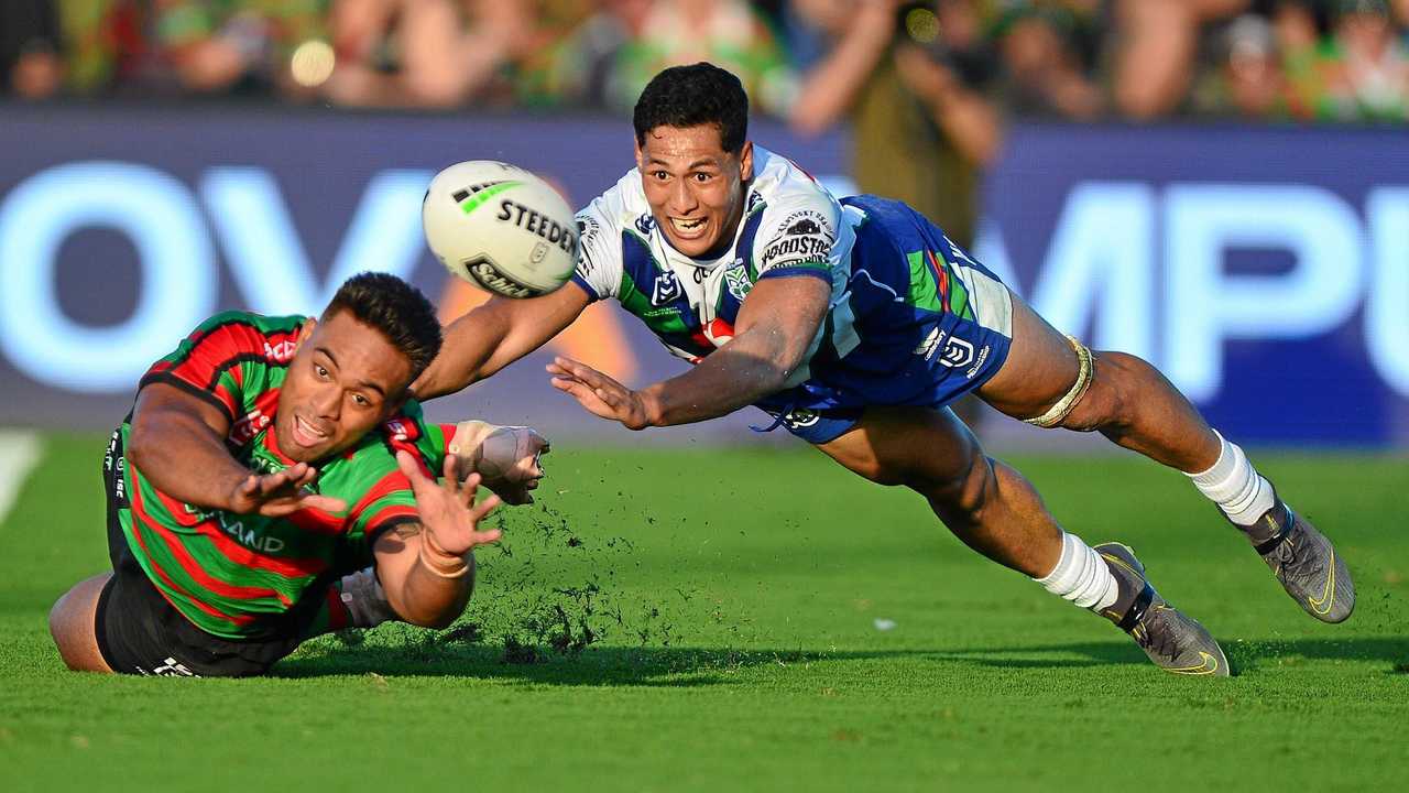 EYES ON THE BALL: Junior Tatola and Roger Tuivasa-Sheck. Picture: John McCutcheon