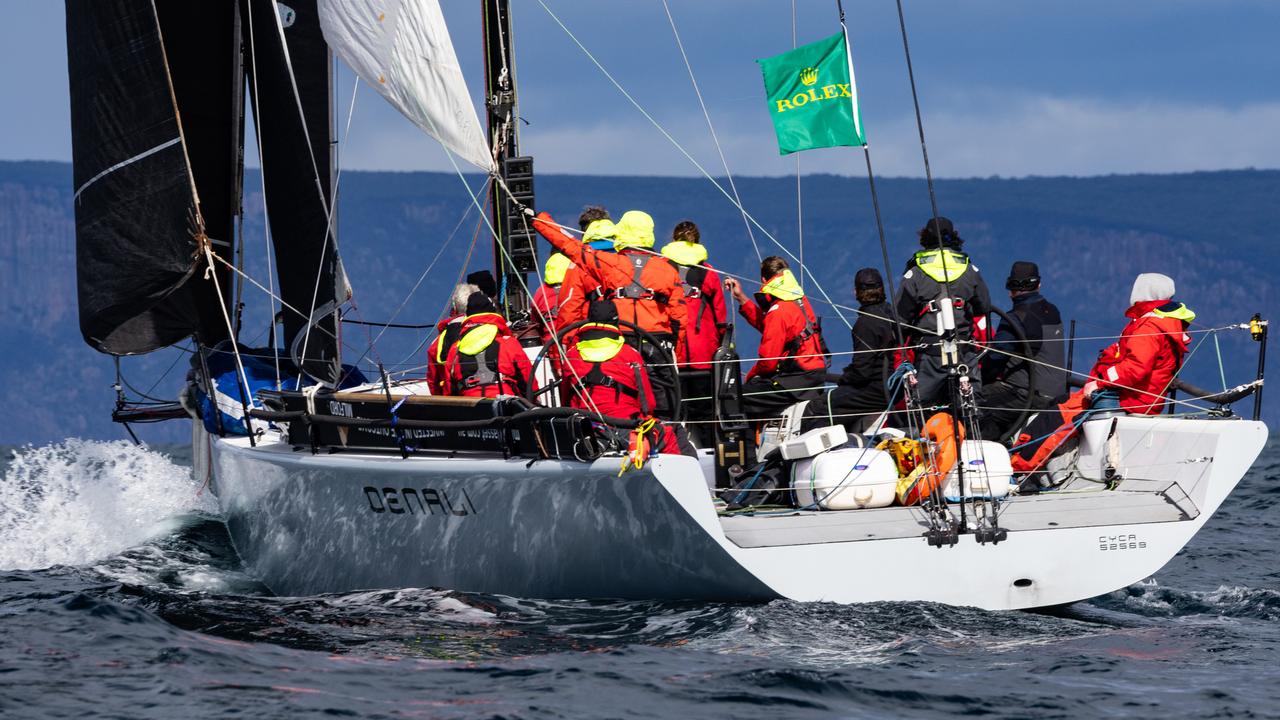 Sydney to Hobart yacht sails for home without a boom