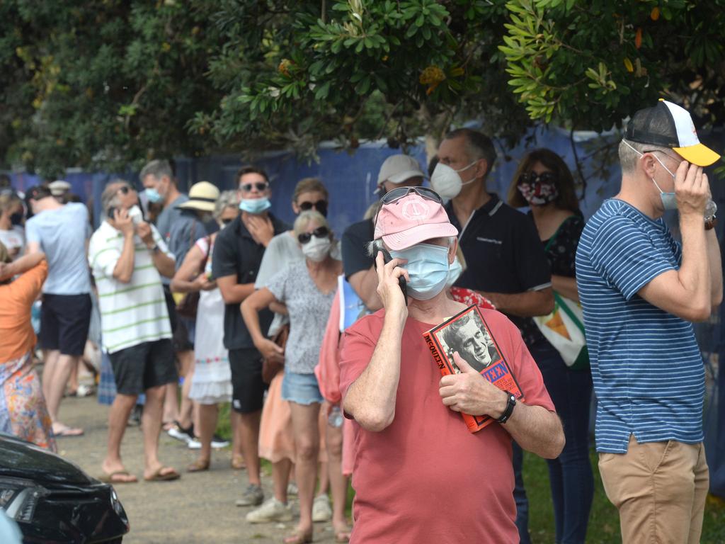 Northern beaches residents line up at Mona Vale hospital for a COVID-19 test. Picture: NCA NewsWire/Jeremy Piper
