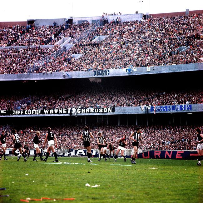 The crowd watches on during the 1970 Grand Final.