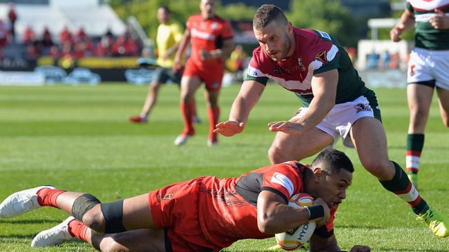 CHRISTCHURCH, NEW ZEALAND — NOVEMBER 18: David Fusitu'a of Tonga dives over to score a try during the 2017 Rugby League World Cup Quarter Final match between Tonga and Lebanon at AMI Stadium on November 18, 2017 in Christchurch, New Zealand. (Photo by Kai Schwoerer/Getty Images)