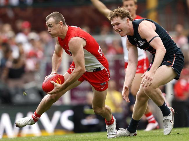Sydney's Chad Warner breaks away from Giants Tom Green during the AFL Round 8 Sydney Derby XXX between the Sydney Swans and GWS Giants at the SCG on May 4, 2025. Photo by Phil Hillyard (Image Supplied for Editorial Use only - NO ON SALES - copyright Phil Hillyard )