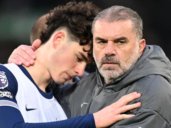 LIVERPOOL, ENGLAND - JANUARY 19: Archie Gray of Tottenham Hotspur and Ange Postecoglou, Manager of Tottenham Hotspur, show dejection after defeat in the Premier League match between Everton FC and Tottenham Hotspur FC at Goodison Park on January 19, 2025 in Liverpool, England. (Photo by Michael Regan/Getty Images)