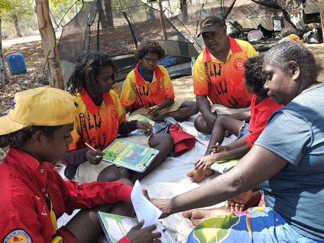 Ramingining LoC students with elders and Traditional Owners. Picture: Learning on Country