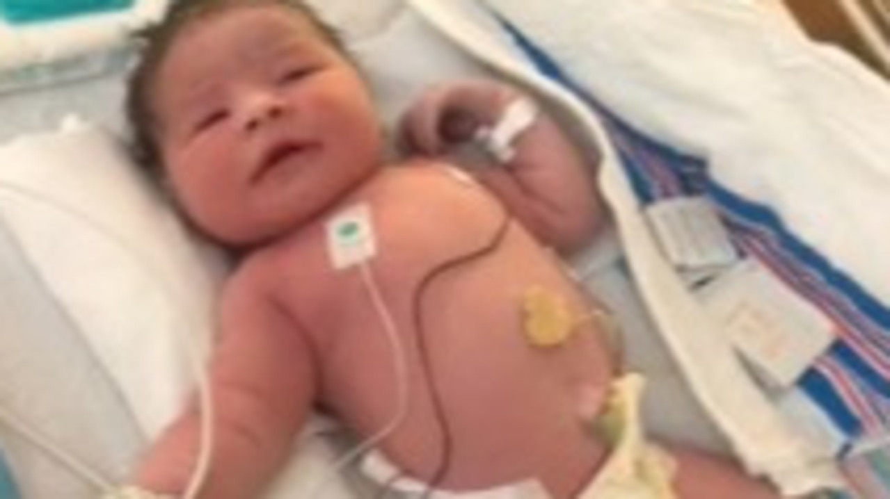 mum-gives-birth-to-toddler-sized-baby-that-weighted-in-at-4-6kg-the