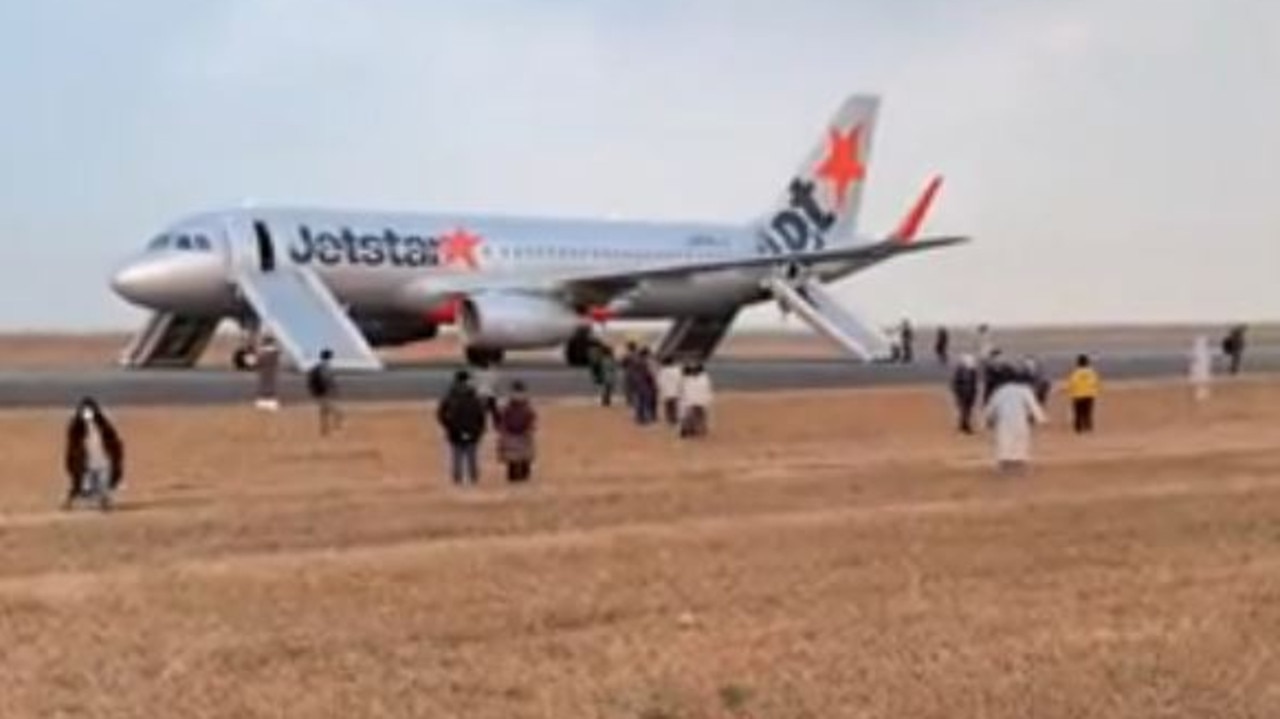 17 июля рейс. Посадка самолета. Самолеты Японии. Jetstar самолет. Аэропорт Японии.