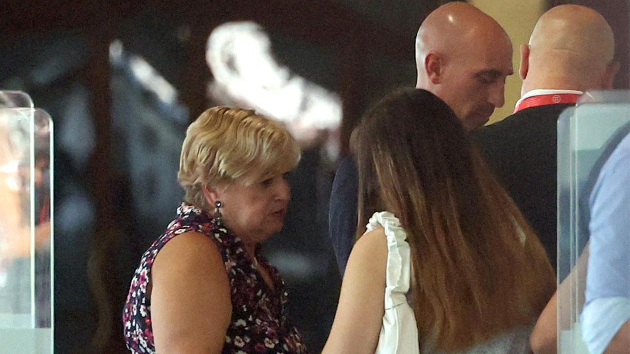 Angeles (left) with her son before the extraordinary general meeting. Photo by Pierre-Philippe MARCOU / AFP