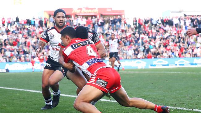 The Dragons couldn’t crack the resilient Warriors defence late in the game. (Photo by Mark Kolbe/Getty Images)