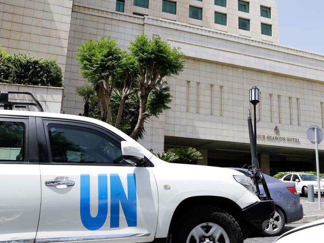 A United Nations vehicle is seen outside the hotel where the international experts from the Organisation for the Prohibition of Chemical Weapons (OPCW) are staying in Damascus on April 18, 2018.  International investigators were awaiting the green light from a UN security team to begin work in a Syrian town hit by an alleged chemical attack, after delays and warnings by Western powers that crucial evidence had likely been removed. / AFP PHOTO / LOUAI BESHARA