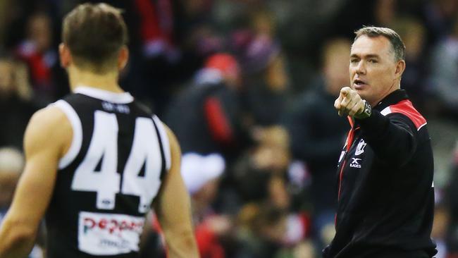 St Kilda coach Alan Richardson speaks to Saint Mav Weller.