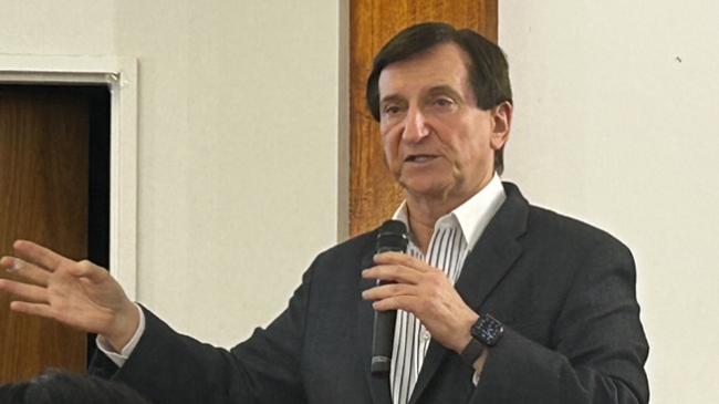 Heffron MP Ron Hoenig speaking at Thursday night's meeting.