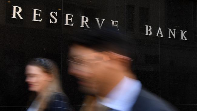 Pedestrians walk past the Reserve Bank of Australia (RBA) building in Sydney, Tuesday, February 4, 2019. (AAP Image/Joel Carrett) NO ARCHIVING