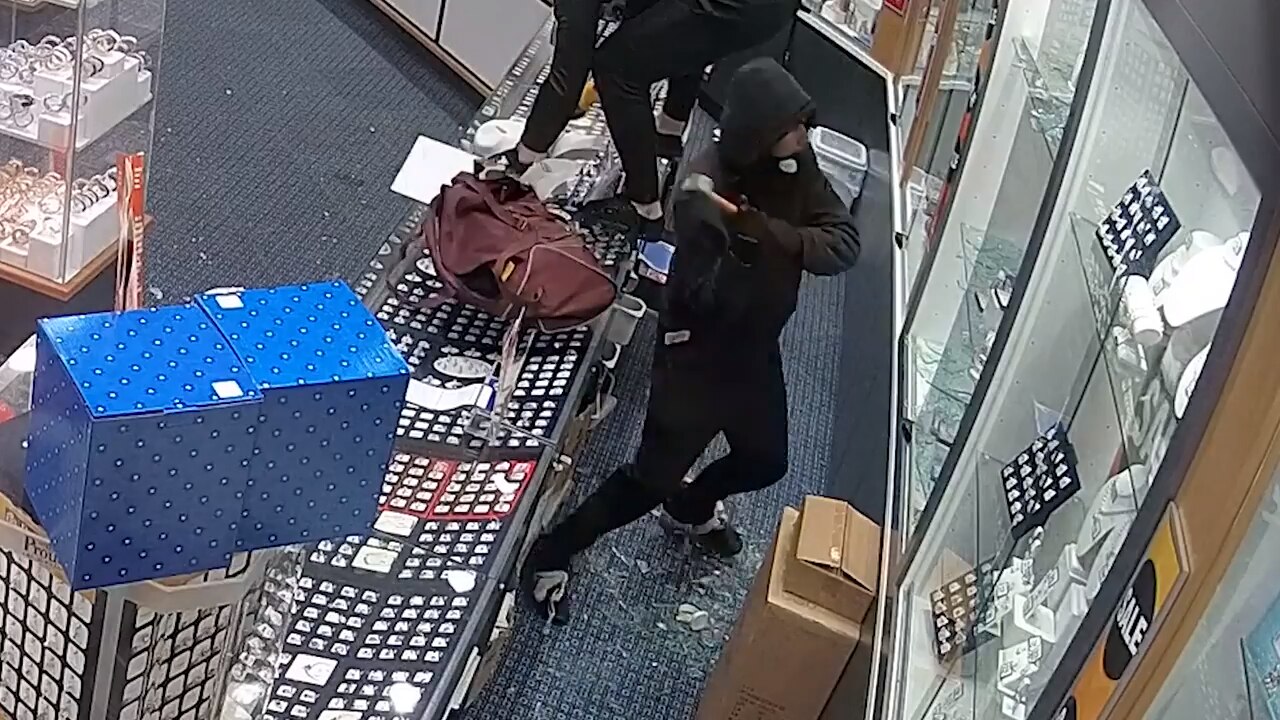 Logan Hyperdome: CCTV Of Robbers Stealing Jewellery From Prouds ...