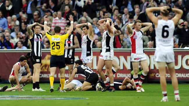 The final siren sounds with scores level in the 2010 Grand Final.