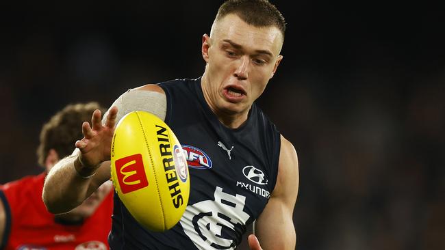 Patrick Cripps tackled Lachlan Murphy and he landed heavily on his back despite attempting to break his fall with a free arm.