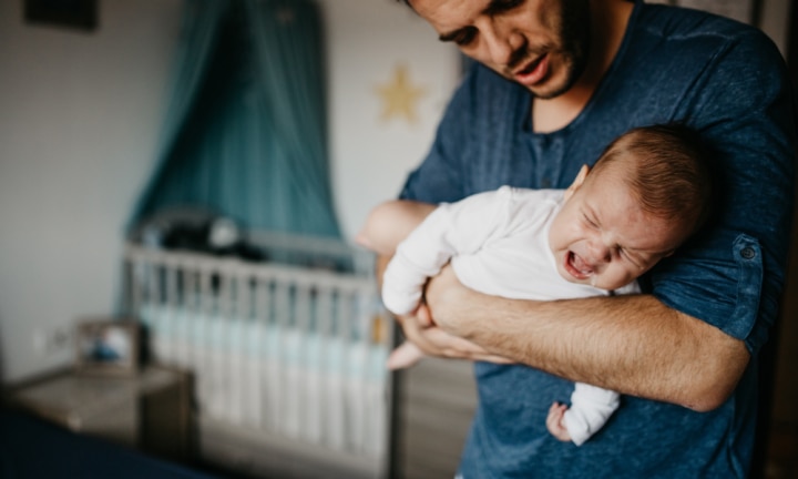 Baby cries with store dad at night