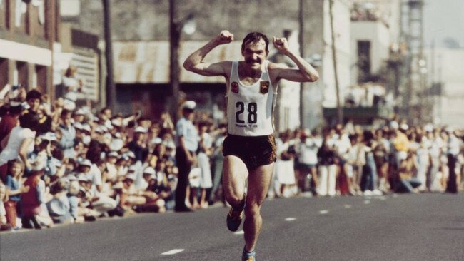 Rob de Castella was a fan favourite not just in Australian distance running but on a global scale, seen here coming down the straight of a cheering crowd to take the win in the Brisbane Comm games