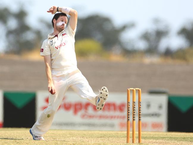 Steve Duckworth in bowling stride for Fitzroy-Doncaster. Picture: Stuart Milligan