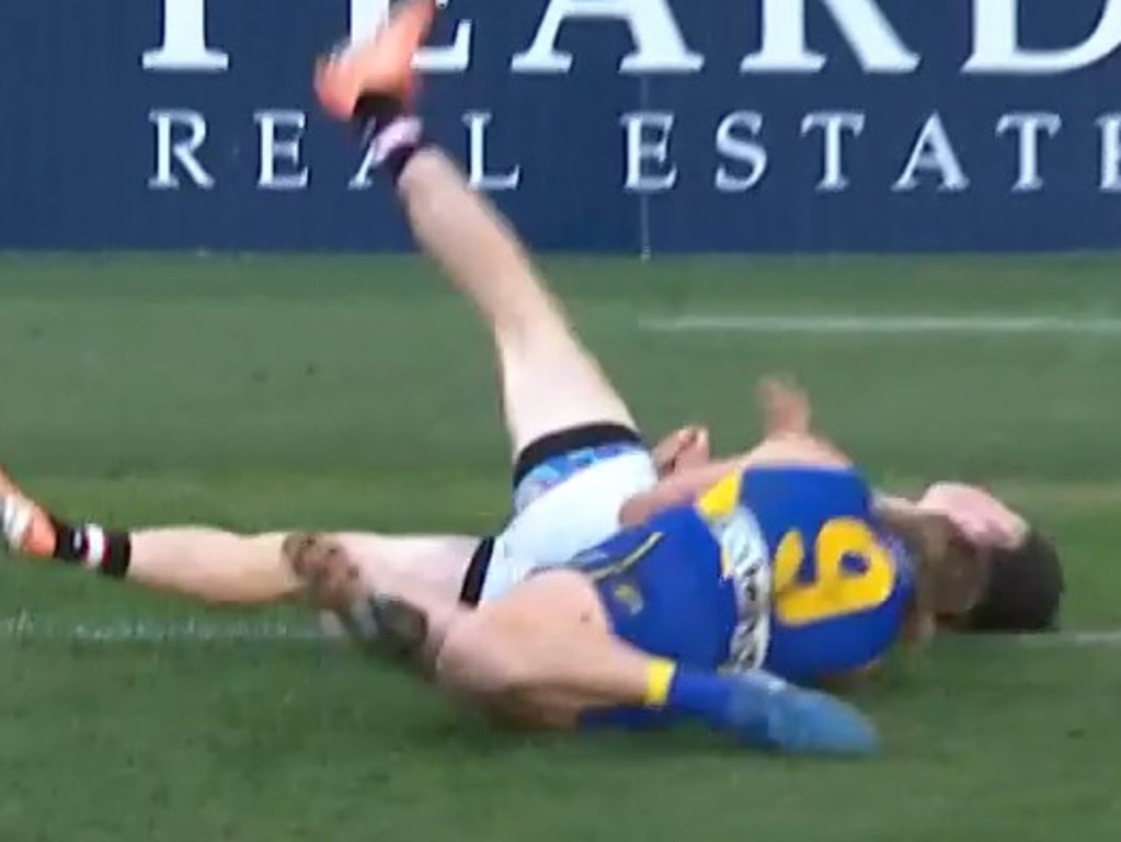 Harley Reid sling tackles Darcy Wilson at Perth Stadium