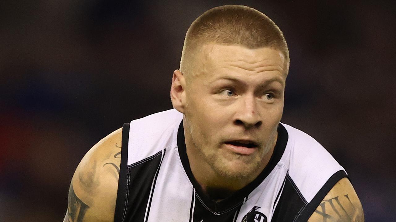 MELBOURNE, AUSTRALIA - MAY 08: Jordan De Goey of the Magpies takes the ball during the round eight AFL match between the North Melbourne Kangaroos and the Collingwood Magpies at Marvel Stadium on May 08, 2021 in Melbourne, Australia. (Photo by Robert Cianflone/Getty Images)