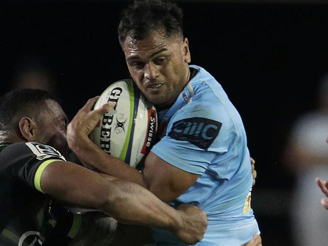 SYDNEY, AUSTRALIA - FEBRUARY 16: Karmichael Hunt of the Waratahs is tackled during the round one Super Rugby match between the Waratahs and the Hurricanes at Brookvale Oval on February 16, 2019 in Sydney, Australia. (Photo by Brook Mitchell/Getty Images)