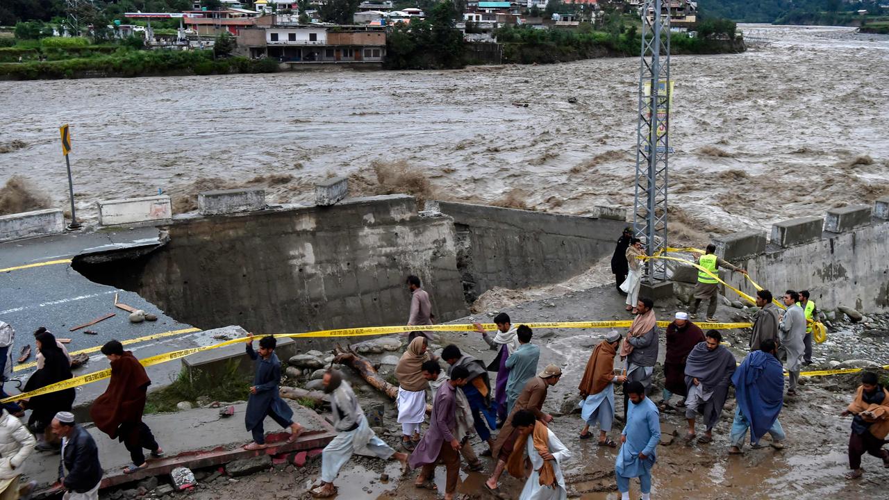 Pakistan floods Buildings collapse as more than 1000 people killed