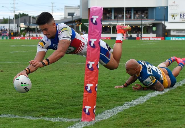 Enari Tuala of the Knights scores a try (Photo by Albert Perez/Getty Images)