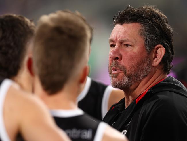 GEELONG, AUSTRALIA - AUGUST 06: St Kilda Saints Senior Coach Brett Ratten talks to his players during the round 21 AFL match between the Geelong Cats and the St Kilda Saints at GMHBA Stadium on August 06, 2022 in Geelong, Australia. (Photo by Graham Denholm/AFL Photos via Getty Images )