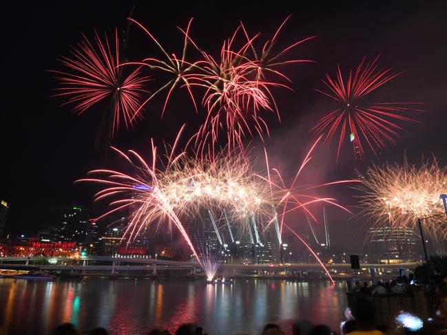 Crowds watch fireworks display during New Year's Eve celebrations in Brisbane, Tuesday, December 31, 2019. (AAP Image/Dan Peled) NO ARCHIVING