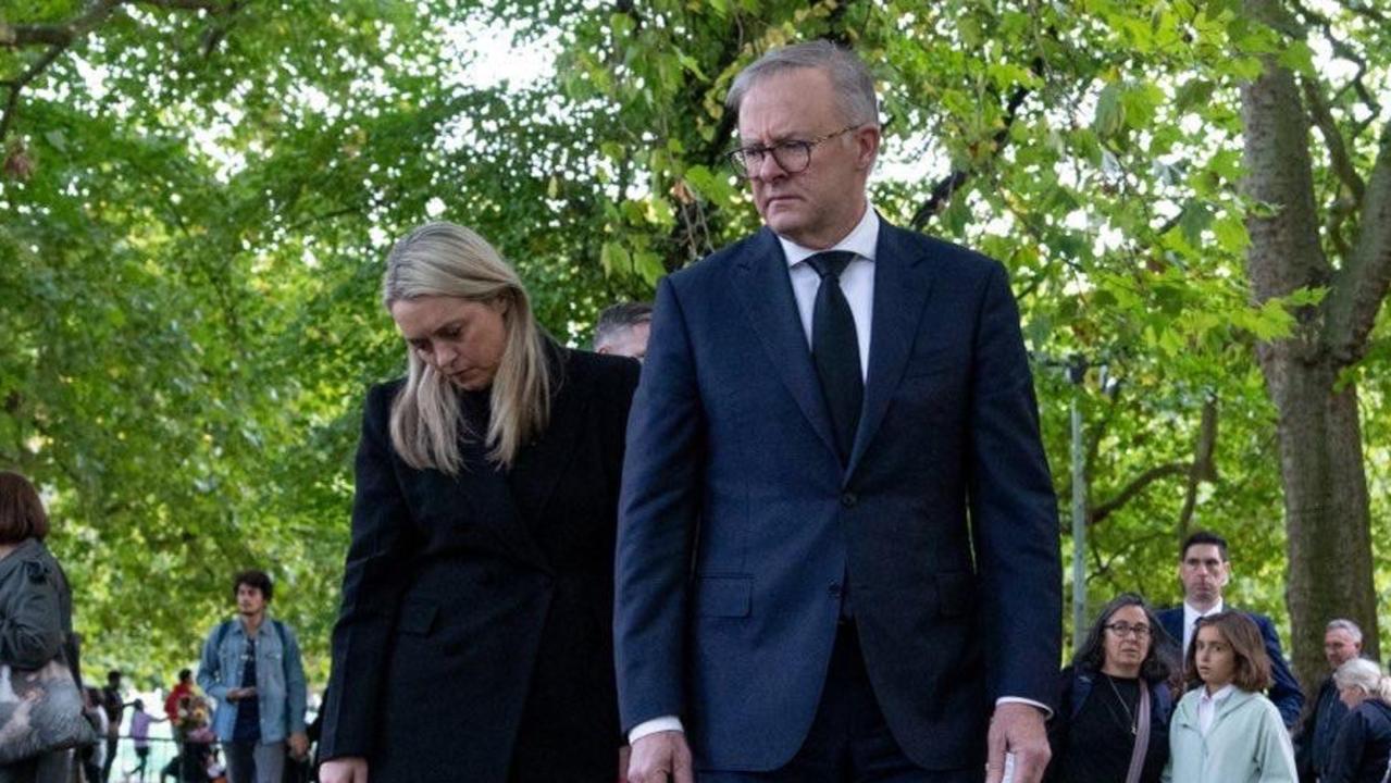 Prime Minister Anthony Albanese and partner Jodie Haydon leave flowers near Buckingham Palace in tribute to Queen Elizabeth II. Picture: PMO via NCA NewsWire