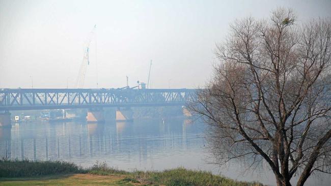 The Grafton Bridge shrouded in a smoky haze - not fog - on an early morning in Auguts, 2018. Picture: Caitlan Charles