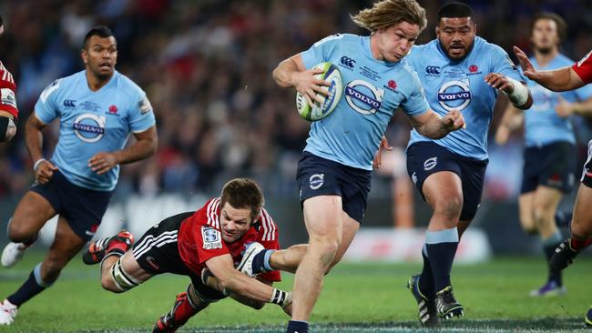 Michael Hooper gets the better of Crusaders rival Richie McCaw in the 2014 Super Rugby final. Picture: Getty Images