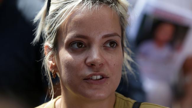 British singer Lily Allen joins people at a protest outside Kensington Town Hall on June 16, 2017, calling for justice for those affected by the fire that gutted Grenfell Tower, a residential tower block in west London on June 14. Dozens of people are feared dead in the London tower block fire as emergency workers continued searching for bodies in the high-rise on Friday, warning they may never be able to identify some of the victims. / AFP PHOTO / Daniel LEAL-OLIVAS