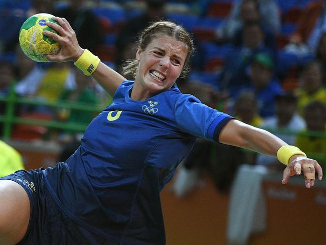 Sweden's centre back Carin Stromberg jumps to shoot during the women's preliminaries Group B handball match Sweden vs Netherlands for the Rio 2016 Olympics Games at the Future Arena in Rio on August 12, 2016. / AFP PHOTO / Roberto SCHMIDT