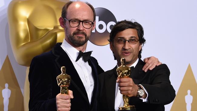 Asif Kapadia (R) and James Gay-Rees pose with their Oscar for Best Documentary Feature, Amy.