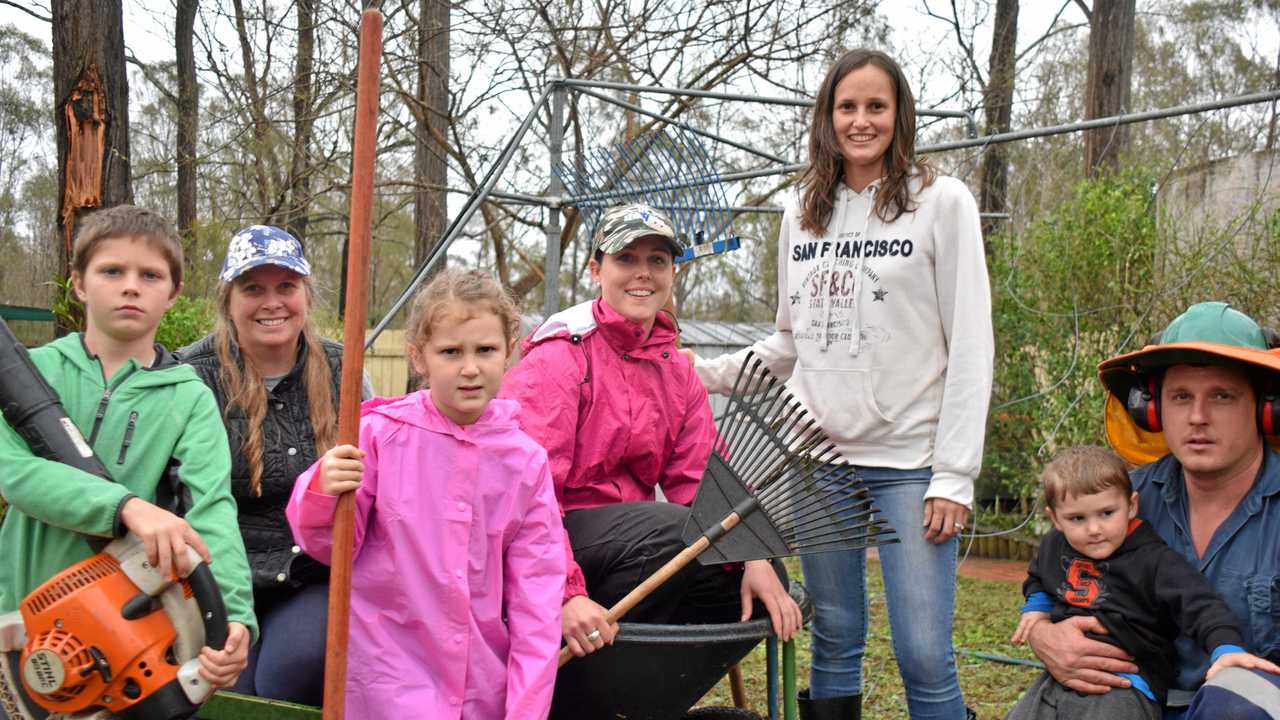 GOOD SAMARITANS: Tyler Tones (8), Susanne Ellis, Bonny Heit, Emma Tones (6), Alyssa Tones, Zak Tones (2) and Alex Tones. Picture: Matt Collins