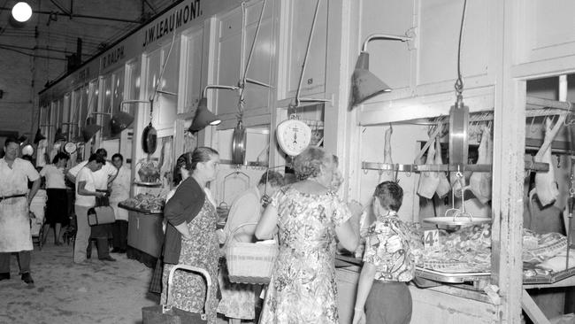 Shoppers at the Queen Victoria Market in 1962.