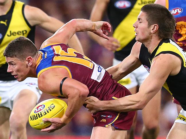 BRISBANE, AUSTRALIA - SEPTEMBER 07: Dayne Zorko of the Lions (center)  in action during the AFL 2nd Qualifying Final match between the Brisbane Lions and the Richmond Tigers at The Gabba on September 07, 2019 in Brisbane, Australia. (Photo by Jono Searle/AFL Photos/via Getty Images)