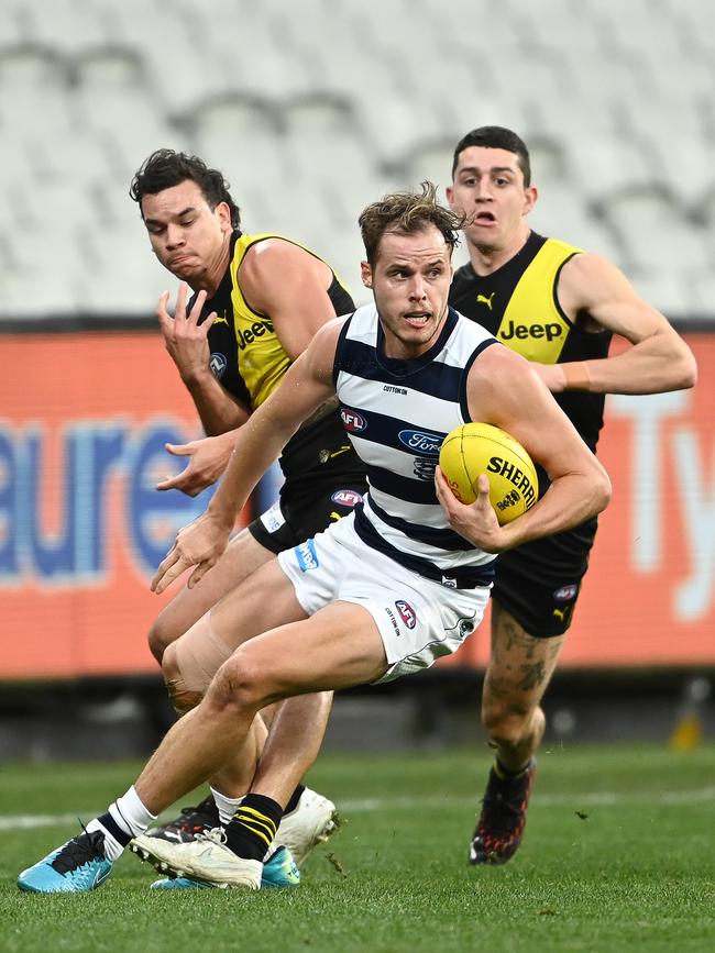 MELBOURNE, AUSTRALIA - JULY 25: Jake Kolodjashnij of the Cats breaks free of a tackle during the round 19 AFL match between Geelong Cats and Richmond Tigers at Melbourne Cricket Ground on July 25, 2021 in Melbourne, Australia. (Photo by Quinn Rooney/Getty Images)